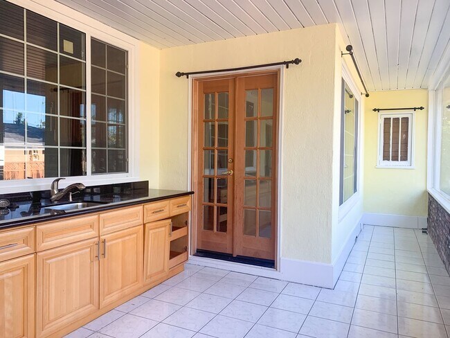 Building Photo - Exceptional Mountain View Home with Guest Suite Near Downtown