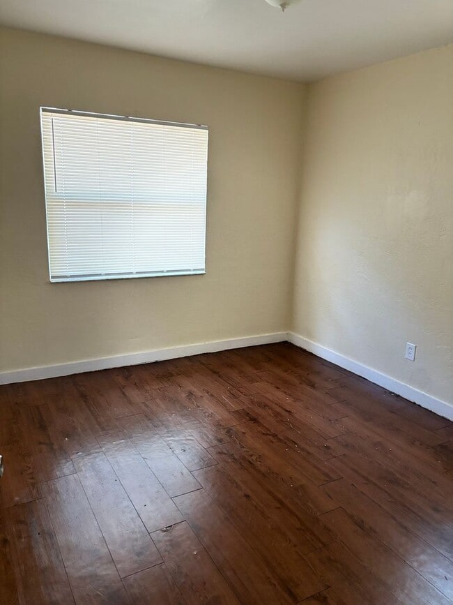 Building Photo - 4 Bedroom 2 Bath w Fenced Yard