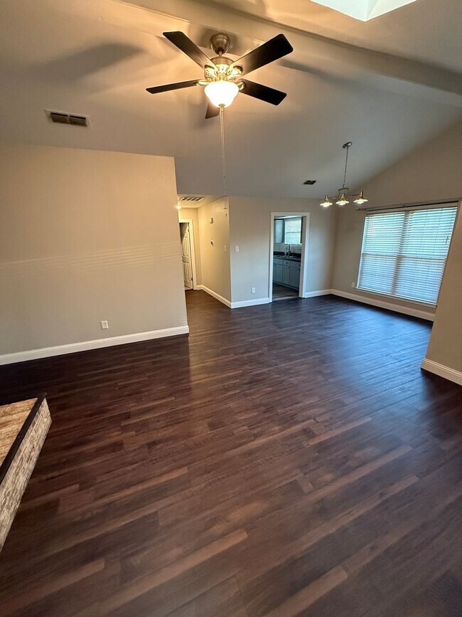 Building Photo - 3/2 Town House/ Quaker & 18th street!!
