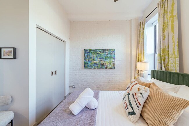 Building Photo - 1954 W North Ave