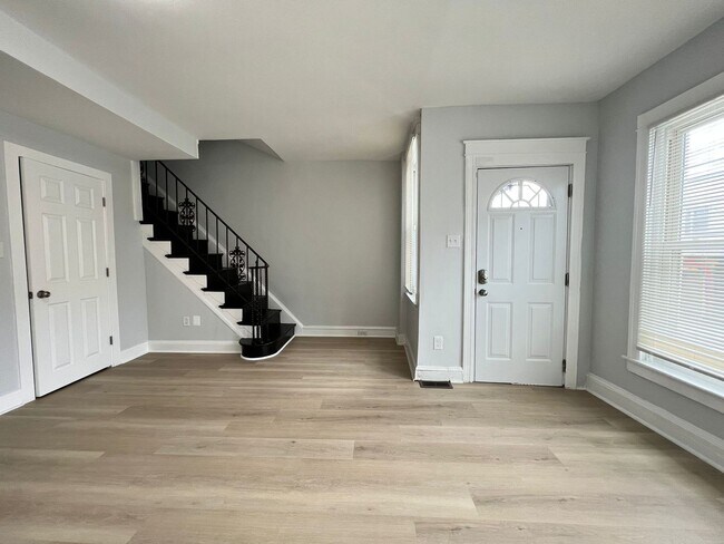 Building Photo - Beautiful & spacious 3b/1.5b home