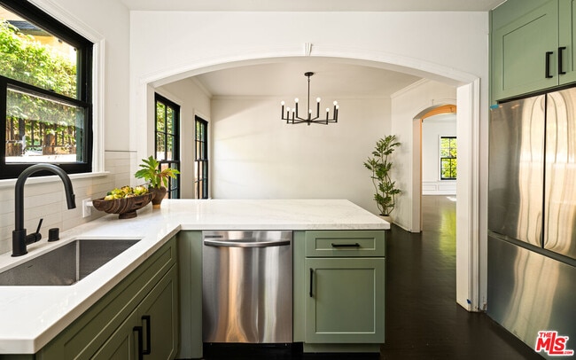 Building Photo - 1954 Hillcrest Rd