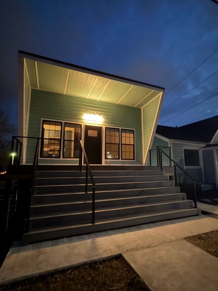 Building Photo - 833 W Stone St