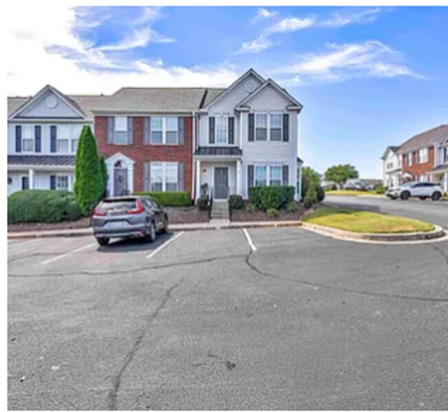 Building Photo - Spacious 2BR/1.5BA Townhome in Prime Greer!
