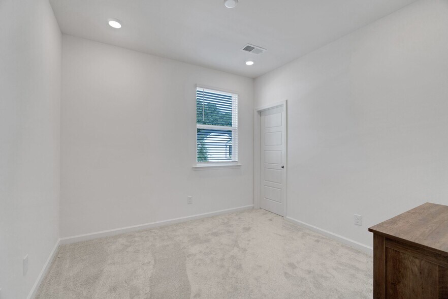 Building Photo - 12129 Rowan Hill Dr
