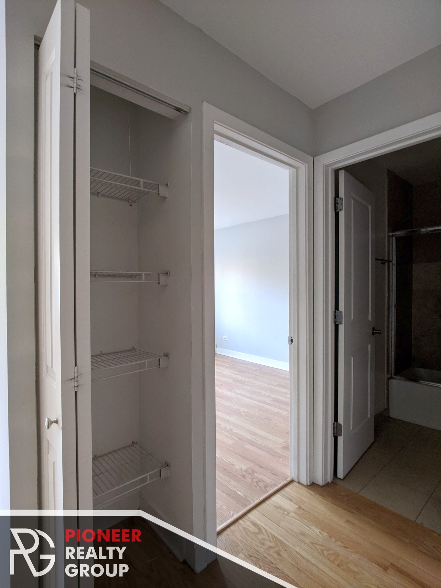 Building Photo - 618 W Wrightwood Ave