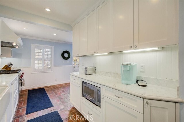 Building Photo - 2128 Miramar Dr