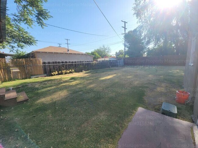 Building Photo - Charming 2 bedroom, 1 bathroom house near ...