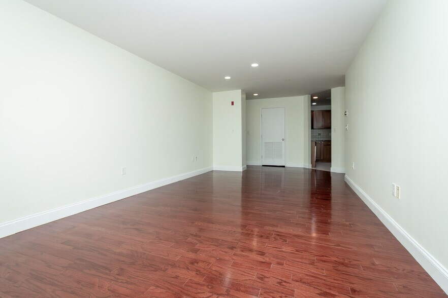 Building Photo - 120 Wyllis Ave
