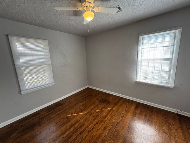 Building Photo - 3 bed, 2 full bath, garage is converted, n...