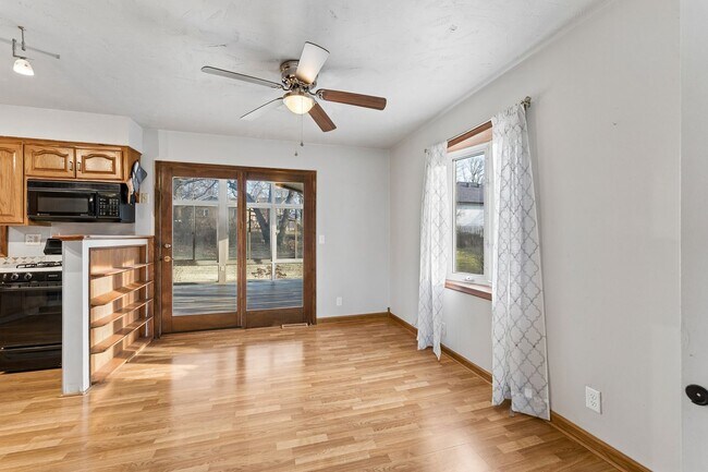 Building Photo - Sun Room!