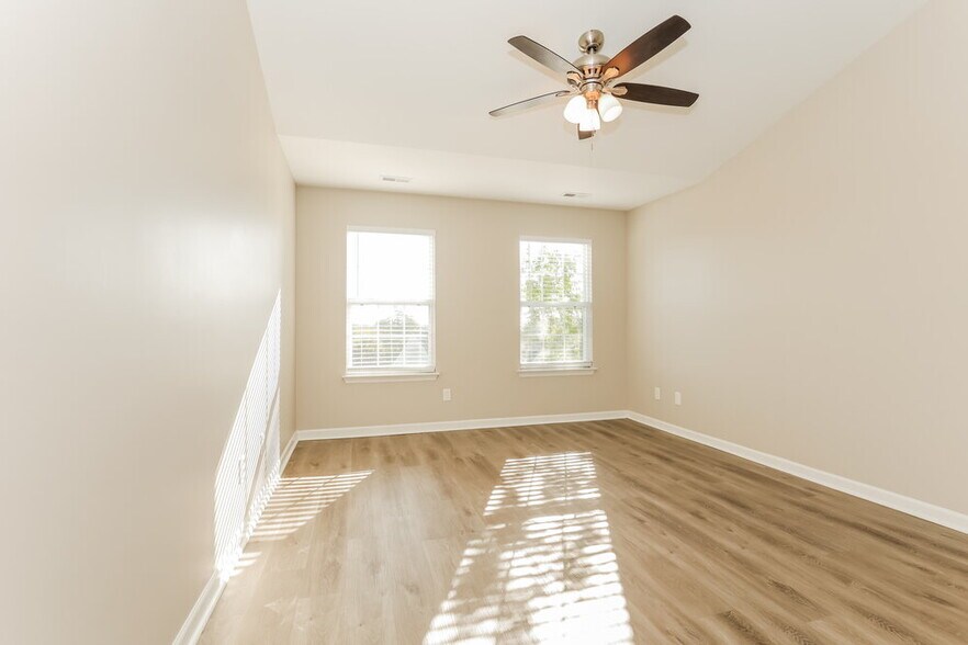 Building Photo - 6005 Crestview court