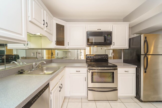 Building Photo - 2 Bedroom 2.5 Bath Condo in Chevy Chase