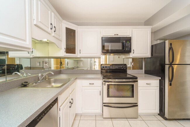 Building Photo - 2 Bedroom 2.5 Bath Condo in Chevy Chase