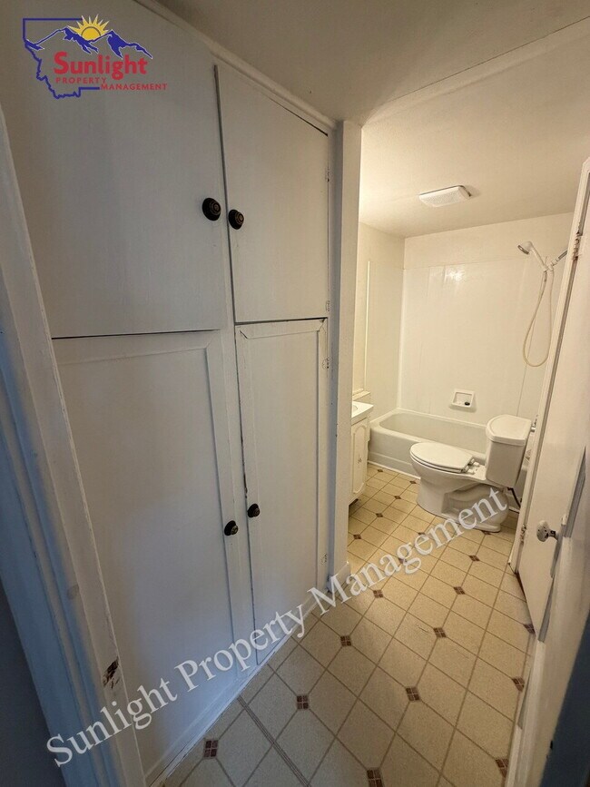 Building Photo - 2 Bed 1 Bath Single Family