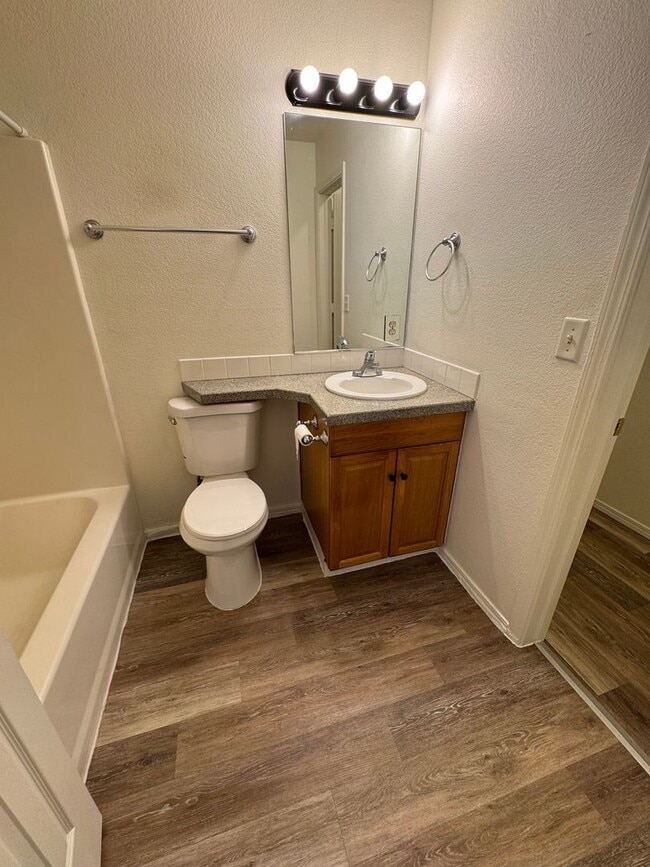 Building Photo - Beautiful 4 bedroom house avail 6/12