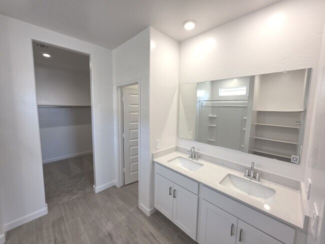 Building Photo - 2677 W Simone Ave