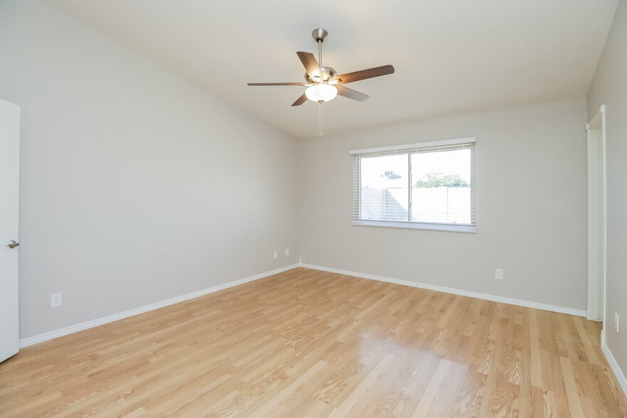 Building Photo - 7008 W Canterbury Dr