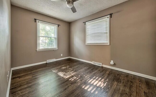 Building Photo - 8608 Maple Ave