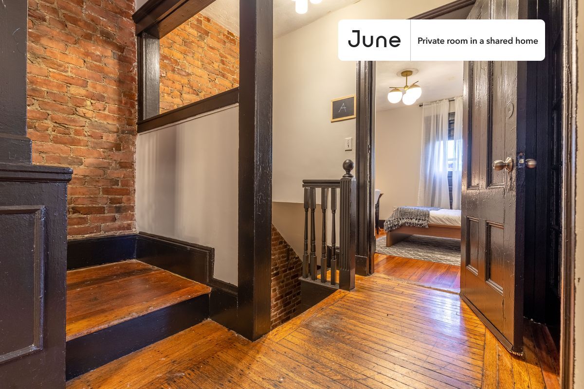 Building Photo - Private bedroom in 5 bed/2 bath Home