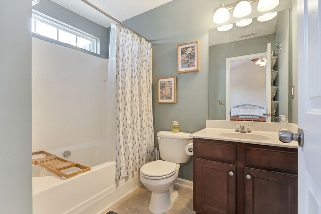 Building Photo - Charming 3 BD - 2.5 BA townhome located so...