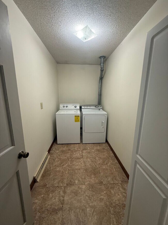 Building Photo - 112 Cottonwood Dr