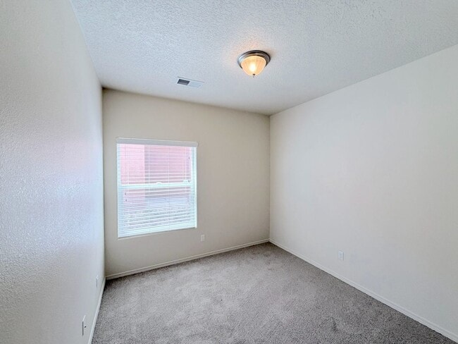 Building Photo - Beautiful 3 bed 2 bath in SW Albuquerque! Spacious layout. New Flooring! 2 Car Garage. Near 98th ...