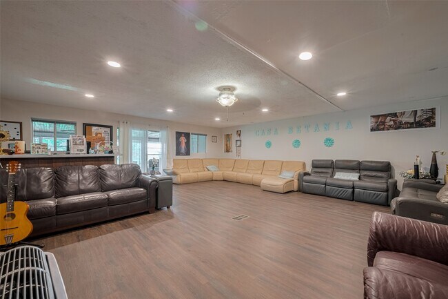 Building Photo - 2316 Green Meadows Dr