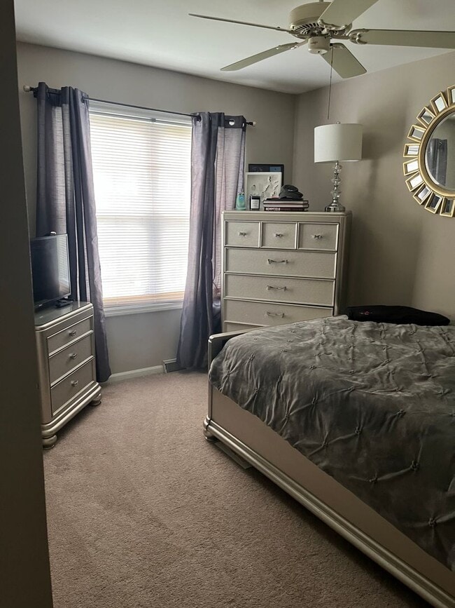 Building Photo - Stunning 3 Bedroom Townhome !