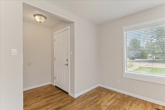 Building Photo - Remodeled 5 Bedroom Home Close to Boise St...