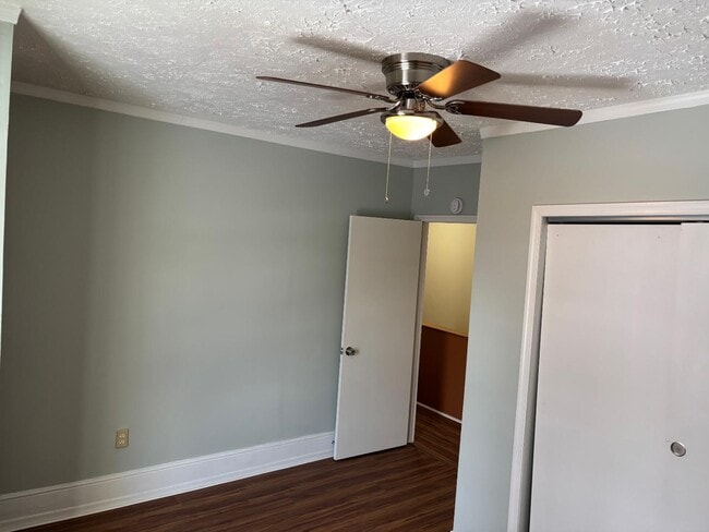 Building Photo - 2517 W Chestnut Ave