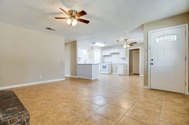 Building Photo - 4 Bedroom Home in Paulann!