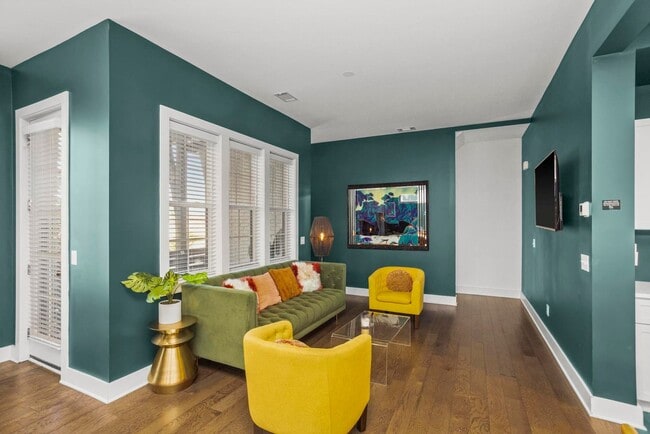 Building Photo - 4 BEDROOM, 5 BATH, 2-CAR GARAGE-