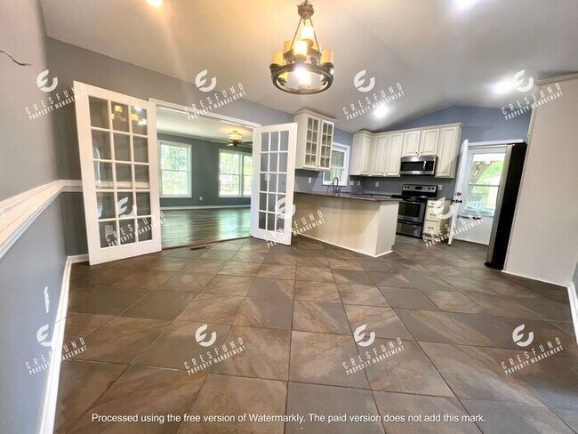 Building Photo - Spacious 3 Bedroom, 2 Bath - AVAILABLE NOW!