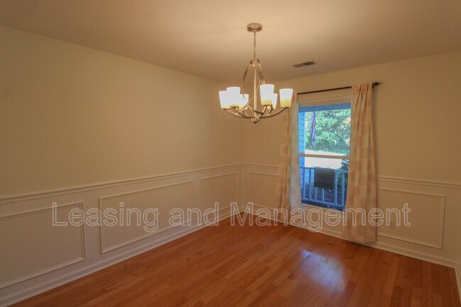 Building Photo - 1240 Llewellyn Rd