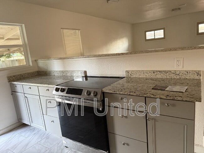 Building Photo - 224 E Oak Dr