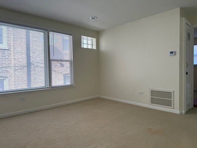 Building Photo - 11137 S Emerald Ave