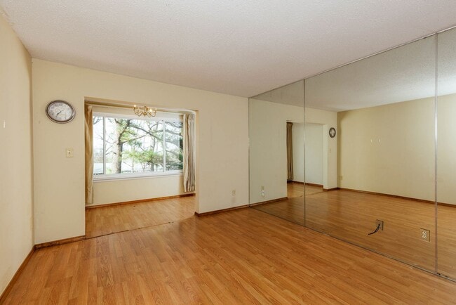 Building Photo - 2/1 Condo in Glen Iris