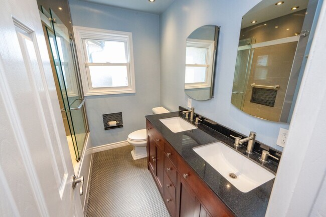 Building Photo - 3BR/2BA home with bonus room & additional ...