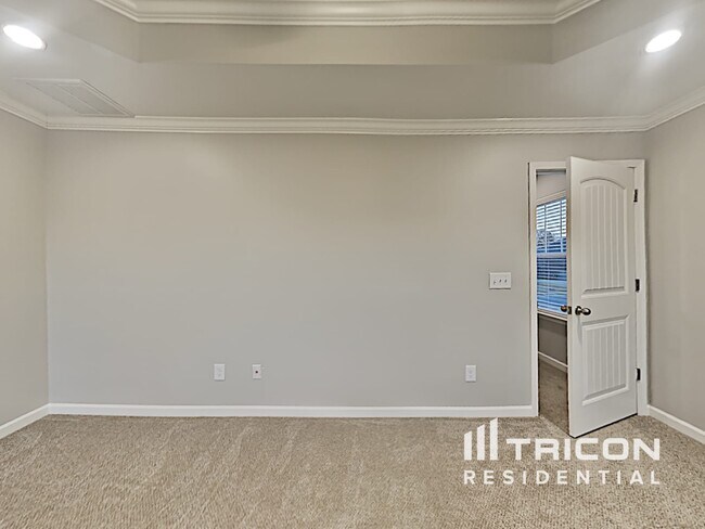 Building Photo - 604 Eagle View Dr