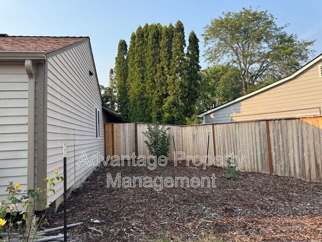 Building Photo - 1440 NW Meadowgreen Pl