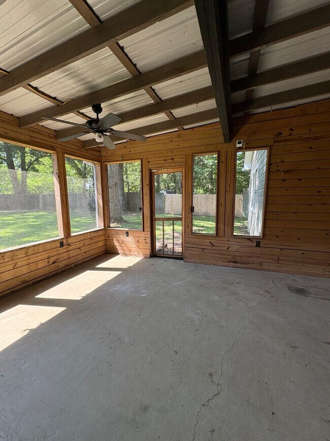 Building Photo - 4 Bedroom 2 Bath House