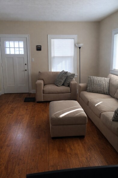 Building Photo - 821 Diamond Ave NE