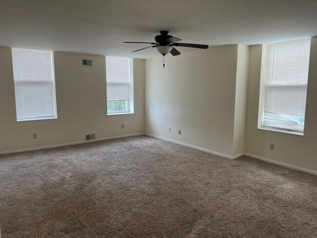 Building Photo - Spacious home 4 bedroom 2 1/2 bath Pittsburgh PA 15201
