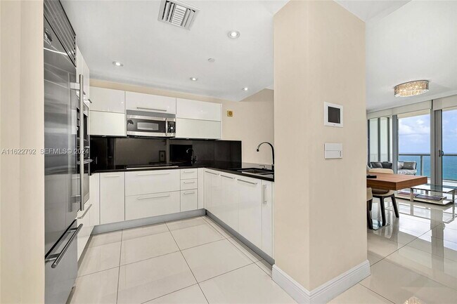 Building Photo - 17121 Collins Ave