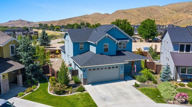 Building Photo - Stunning Modern Home Near NE Foothills | Mountain Views | Designer Finishes
