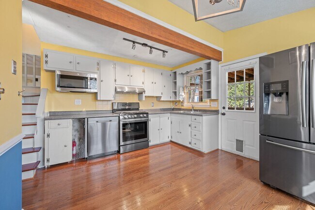 Building Photo - 3 Bedroom House in Forest