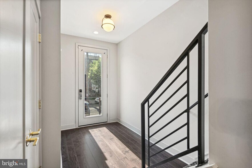 Building Photo - 670 N 13th St