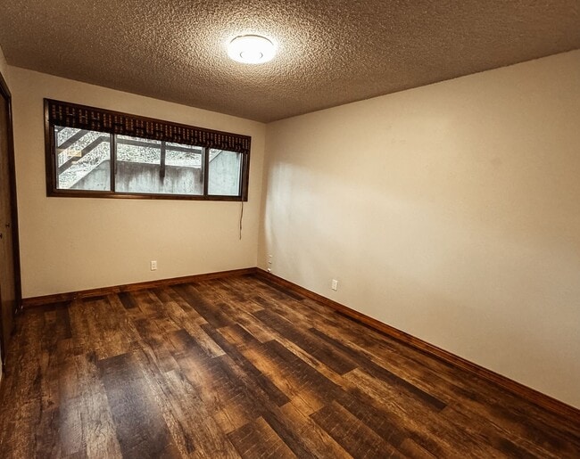 Building Photo - Elaborate 4 Bedroom 3 Bathroom Retreat in ...