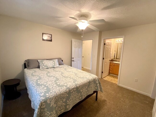 Building Photo - 4 Bedroom Condo in Harts Cove!